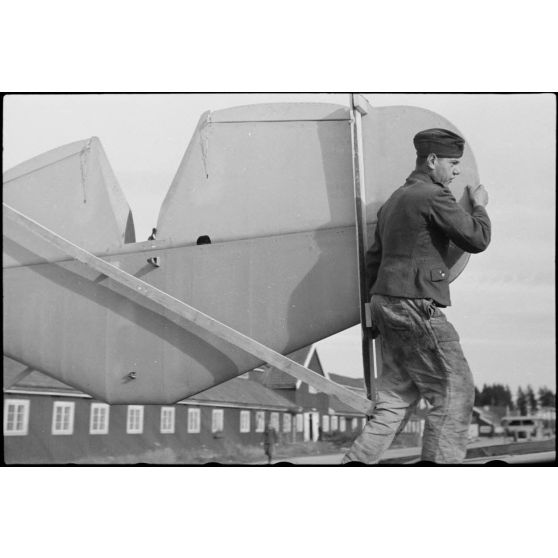 Le personnel du 8./LLG 1 (Lulftlandegeschwader 1) charge des pièces de planeurs DFS-230 sur des wagons de chemin de fer.