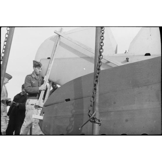 Le personnel du 8./LLG 1 (Lulftlandegeschwader 1) charge des pièces de planeurs DFS-230 sur des wagons de chemin de fer.