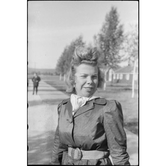 Portrait d'une Norvégienne sur une base aérienne occupée par le du 8./LLG 1 (Lulftlandegeschwader 1).
