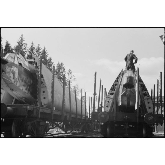 Sur le terrain d'aviation de Gardermoen, le personnel du 8./LLG 1 (Lulftlandegeschwader 1) charge des pièces de planeurs DFS-230 sur des wagons de chemin de fer.
