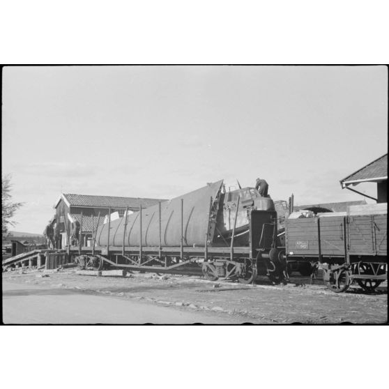 Sur le terrain d'aviation de Gardermoen, le personnel du 8./LLG 1 (Lulftlandegeschwader 1) charge des pièces de planeurs DFS-230 sur des wagons de chemin de fer.