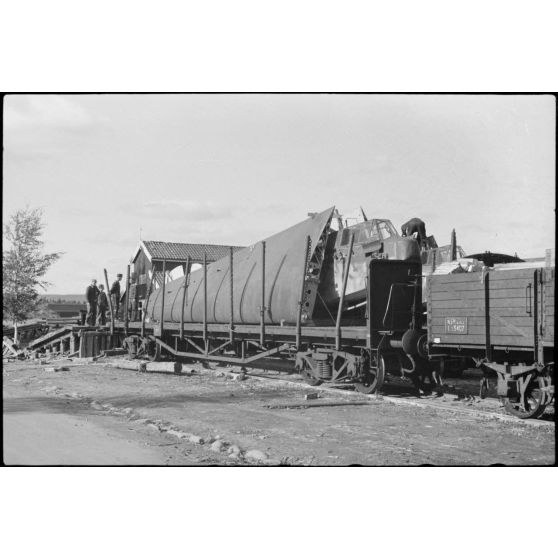 Sur le terrain d'aviation de Gardermoen, le personnel du 8./LLG 1 (Lulftlandegeschwader 1) charge des pièces de planeurs DFS-230 sur des wagons de chemin de fer.