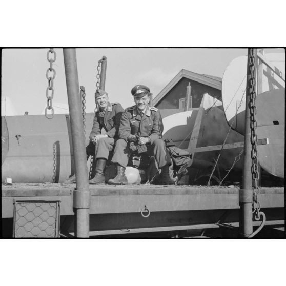 Sur le terrain d'aviation de Gardermoen, deux reporters de la section de propagande aéroportée voyageant avec le 8./LLG 1 (Lulftlandegeschwader 1).