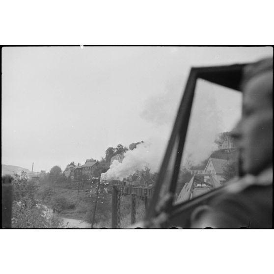 Installé dans un planeur DFS-230 en compagnie de son pilote, le reporter Stocker immortalise le voyage en train du 8./Luftlandegeschwader 1 (8./LLG1).