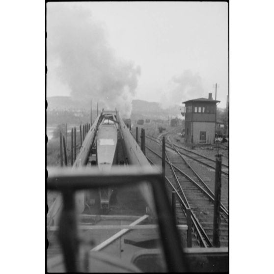 En Norvège, un train chargé de planeurs DFS-230 du 8./Luftlandegeschwader 1 (8./LLG1) traverse une gare.