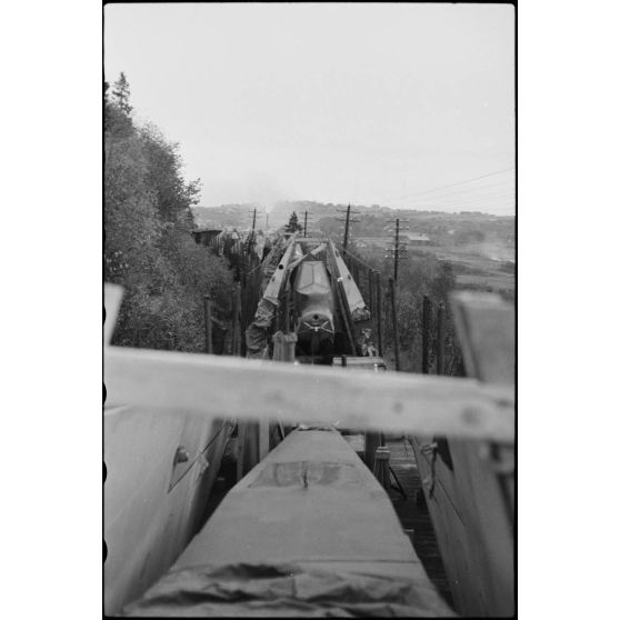 En Norvège, un train chargé de planeurs DFS-230 du 8./Luftlandegeschwader 1 (8./LLG1).