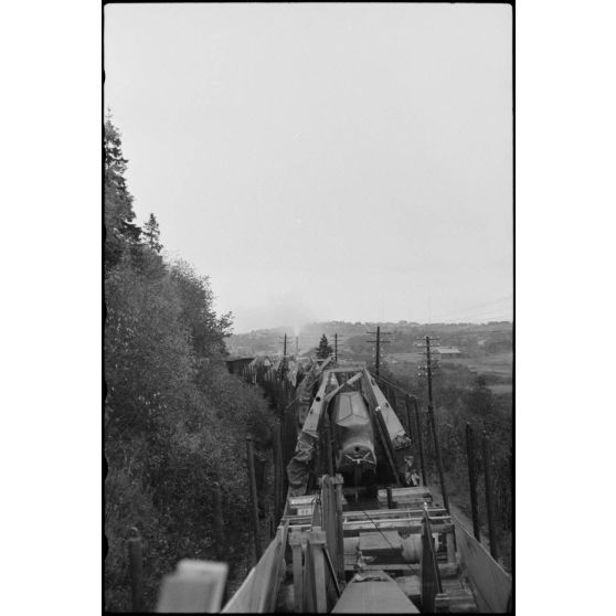 En Norvège, un train chargé de planeurs DFS-230 du 8./Luftlandegeschwader 1 (8./LLG1).