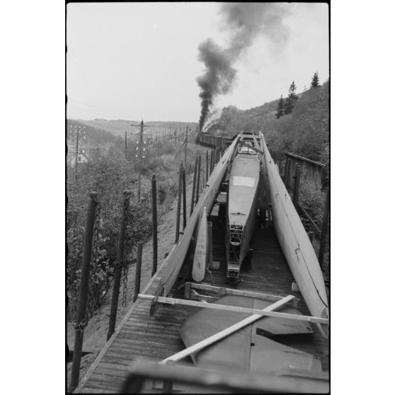 En Norvège, un train chargé de planeurs DFS-230 du 8./Luftlandegeschwader 1 (8./LLG1).