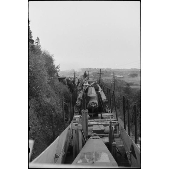 En Norvège, un train chargé de planeurs DFS-230 du 8./Luftlandegeschwader 1 (8./LLG1).