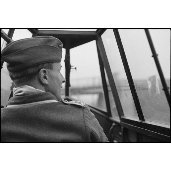 Installé dans un planeur DFS-230 en compagnie de son pilote, le reporter Stocker immortalise le voyage en train du 8./Luftlandegeschwader 1 (8./LLG1).