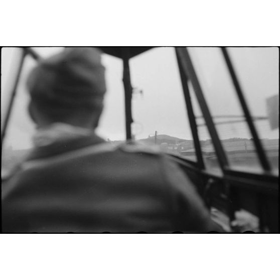 Installé dans un planeur DFS-230 en compagnie de son pilote, le reporter Stocker immortalise le voyage en train du 8./Luftlandegeschwader 1 (8./LLG1).