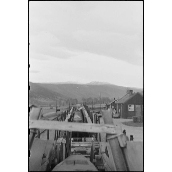 En Norvège, un train chargé de planeurs DFS-230 du 8./Luftlandegeschwader 1 (8./LLG1).