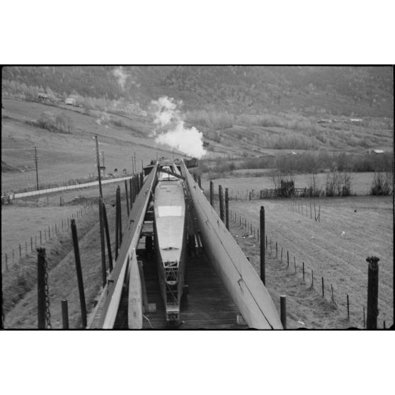 En Norvège, un train chargé de planeurs DFS-230 du 8./Luftlandegeschwader 1 (8./LLG1).