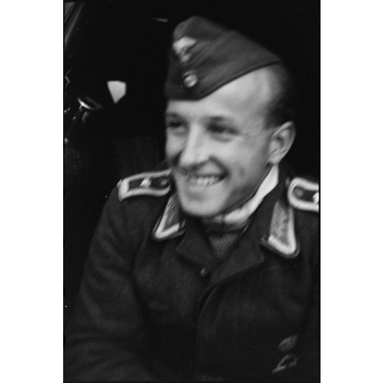 Portrait du pilote de planeur DFS-230, lors du voyage en train du 8./Luftlandegeschwader 1 (8./LLG1).