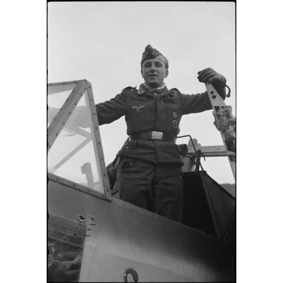 Portrait du pilote de planeur DFS-230, lors du voyage en train du 8./Luftlandegeschwader 1 (8./LLG1).