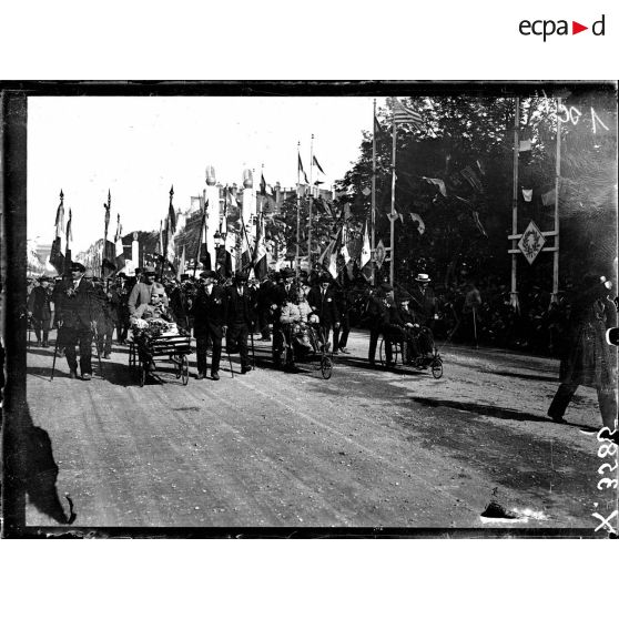 Paris, défilé de la Victoire, défilés des mutilés avenue des Champs Elysées. [légende d'origine]