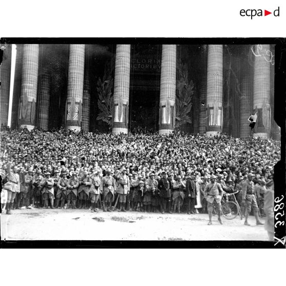 Paris, défilé de la Victoire, la foule place de la Madeleine. [légende d'origine]
