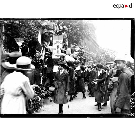 Paris, défilé de la Victoire, scène des boulevards, le camion aux poilus. [légende d'origine]