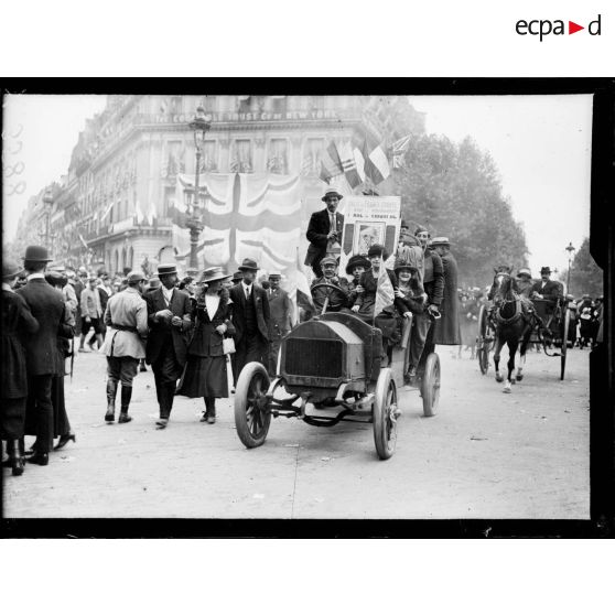 Paris, défilé de la Victoire, la foule sur les boulevards. [légende d'origine]