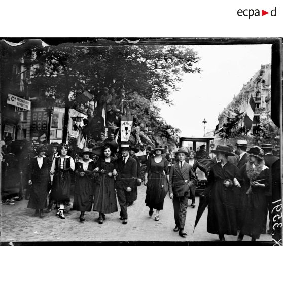 Paris, défilé de la Victoire, la foule sur les boulevards. [légende d'origine]