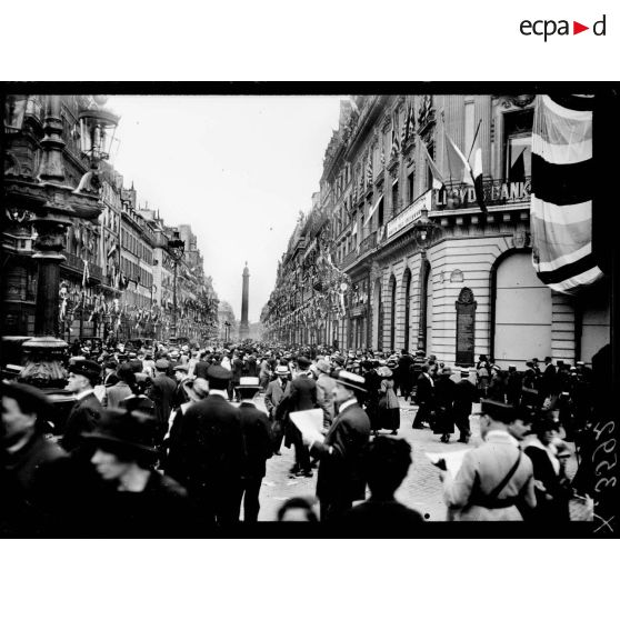 Paris, défilé de la Victoire, la foule sur les boulevards. [légende d'origine]