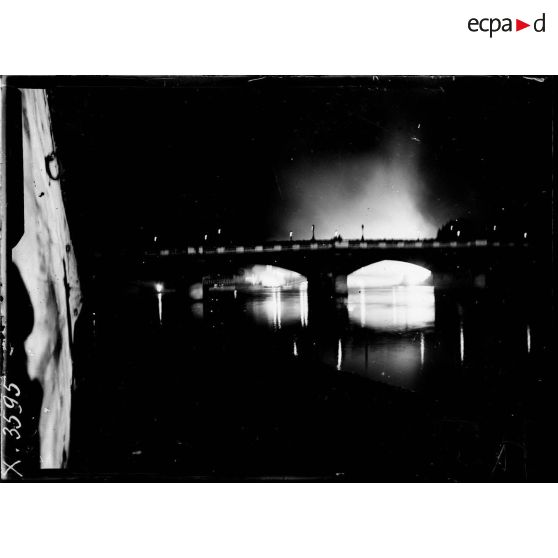 Paris, défilé de la Victoire, la fête de nuit. [légende d'origine]