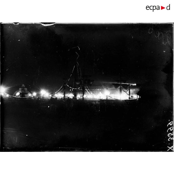 Paris, défilé de la Victoire, la fête de nuit. [légende d'origine]