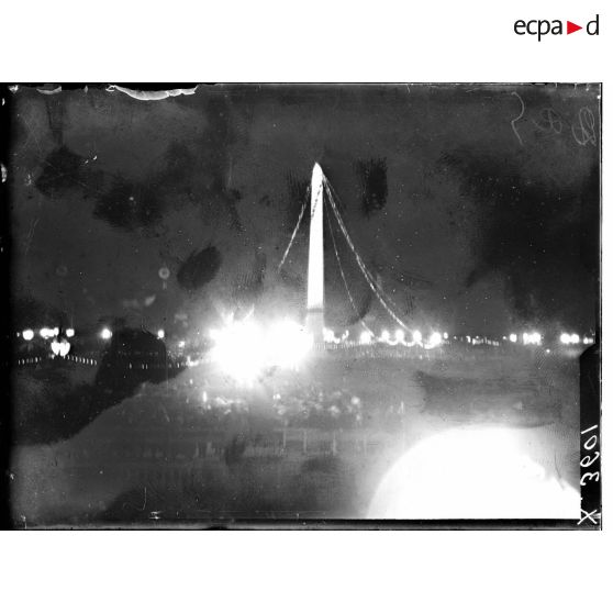 Paris, défilé de la Victoire, la fête de nuit. [légende d'origine]