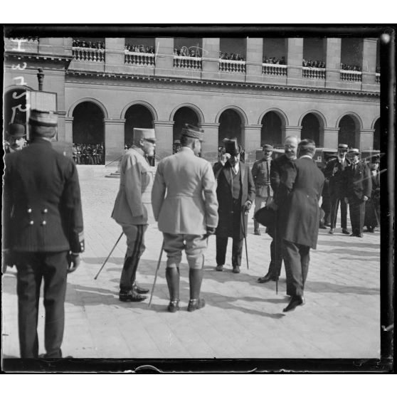 Paris. Hôtel des Invalides. Remise des voitures automobiles de la Croix Rouge roumaine à la France. Monsieur Justin Godar[t], sous-secrétaire d'Etat du Service de santé. [légende d'origine]