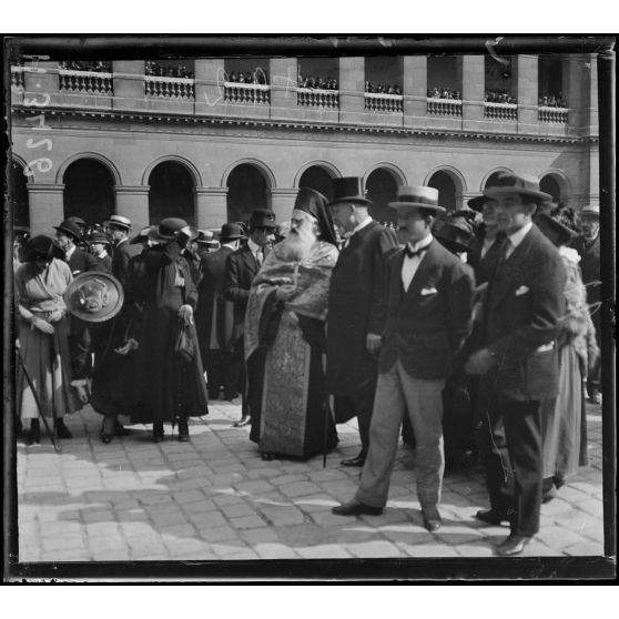 Paris. Hôtel des Invalides. Remise des voitures automobiles de la Croix Rouge roumaine à la France. Le pope. [légende d'origine]