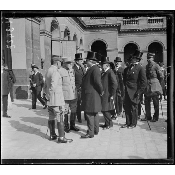 Paris. Hôtel des Invalides. Remise des voitures automobiles de la Croix Rouge roumaine à la France. Monsieur Justin Godar[t]. [légende d'origine]