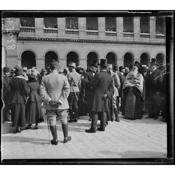Paris. Hôtel des Invalides. Remise des voitures automobiles de la Croix Rouge roumaine à la France. Monsieur Justin Godar[t]. [légende d'origine]