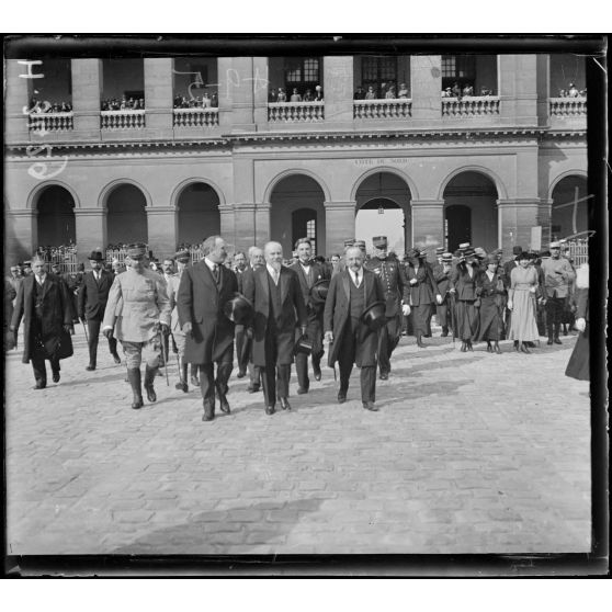 Paris. Hôtel des Invalides. Remise des voitures automobiles de la Croix Rouge roumaine à la France. L'arrivée du Président de la République. A sa droite : Monsieur J. Godar[t] et le général ... A sa gauche : Monsieur Lahovary. Derrière : Monsieur Laurent, préfet de police, le général Duparge. [légende d'origine]