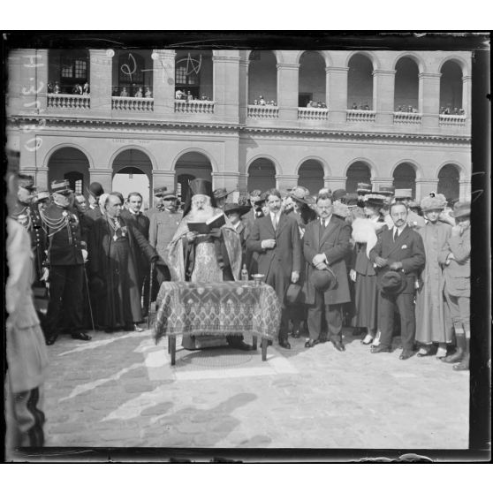 Paris. Hôtel des Invalides. Remise des voitures automobiles de la Croix Rouge roumaine à la France. La bénédiction religieuse. [légende d'origine]