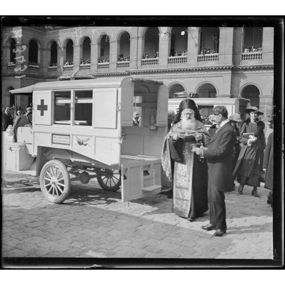 Paris. Hôtel des Invalides. Remise des voitures automobiles de la Croix Rouge roumaine à la France. La bénédiction religieuse. [légende d'origine]