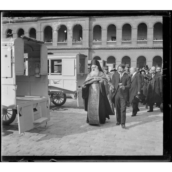 Paris. Hôtel des Invalides. Remise des voitures automobiles de la Croix Rouge roumaine à la France. La bénédiction religieuse. [légende d'origine]