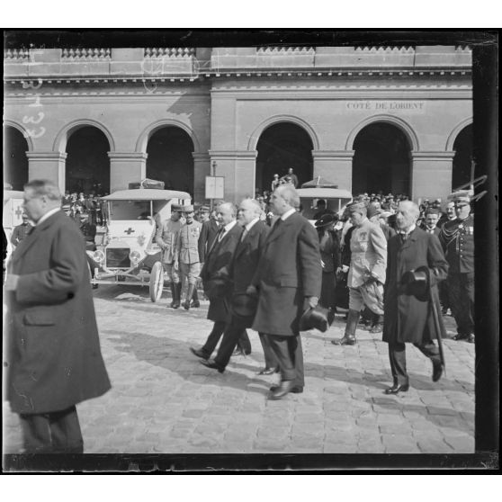 Paris. Hôtel des Invalides. Remise des voitures automobiles de la Croix Rouge roumaine à la France. Monsieur William Martin, chef du protocole. [légende d'origine]
