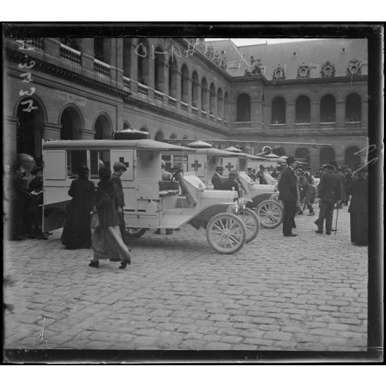 Paris. Hôtel des Invalides. Remise des voitures automobiles de la Croix Rouge roumaine à la France. [légende d'origine]