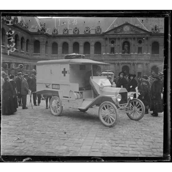 Paris. Hôtel des Invalides. Remise des voitures automobiles de la Croix Rouge roumaine à la France. [légende d'origine]