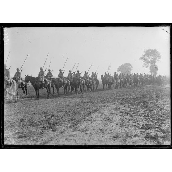 Hamel. Le 3e Hussard défilant sur la route. [légende d'origine]