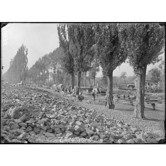 Eclusier. Service routier, arrivage de pierre par chalands. [légende d'origine]