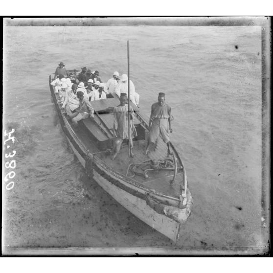 Dakar. Une barque en rade (1). [légende d'origine]