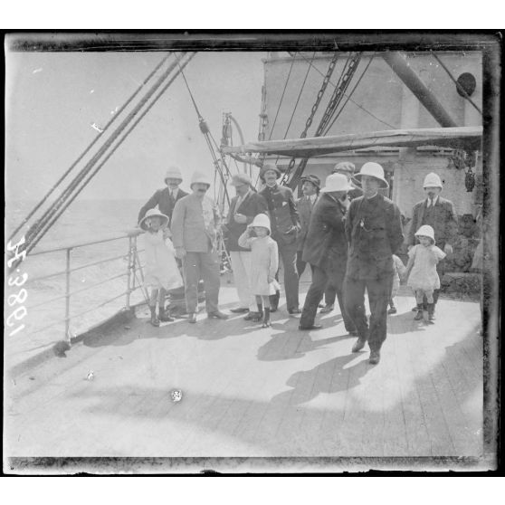 En mer vers le Sénégal, à bord de l'"Afrique". Le pont, les passagers. [légende d'origine]