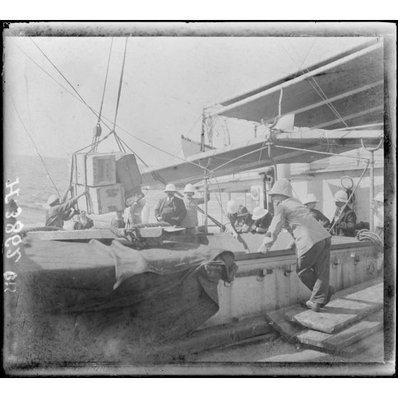 Dakar. Déchargement. [légende d'origine]