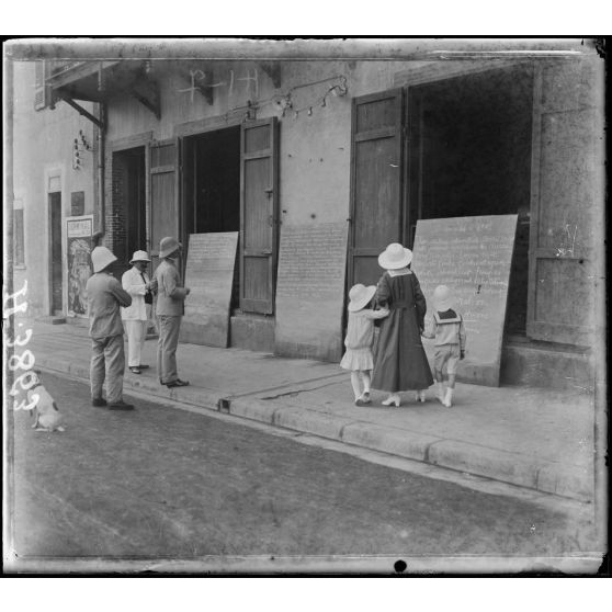 Dakar. Lecture du communiqué. [légende d'origine]