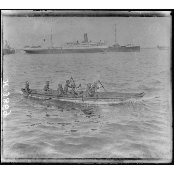 Dakar. Négrillons dans une barque. [légende d'origine]