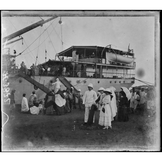 Konakry. Arrivée de colons à bord (1). [légende d'origine]