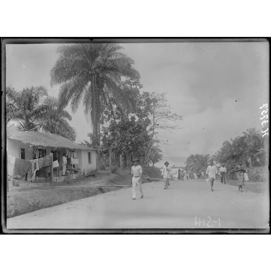 Douala. Ville indigène, rue Ponty. [légende d'origine]