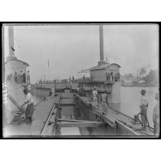 Douala. Port. Chaland entrant dans le dock flottant. [légende d'origine]