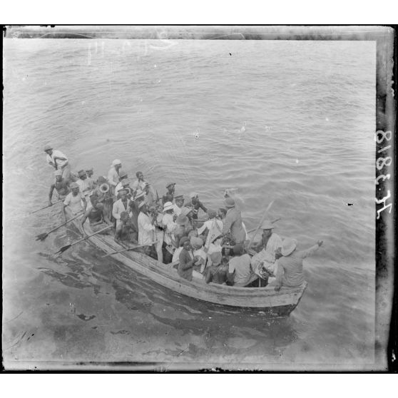 Tabou (Côte d'Ivoire). Barque Kroumen. La musique de Tabou joue la Marseillaise !!! (1). [légende d'origine]